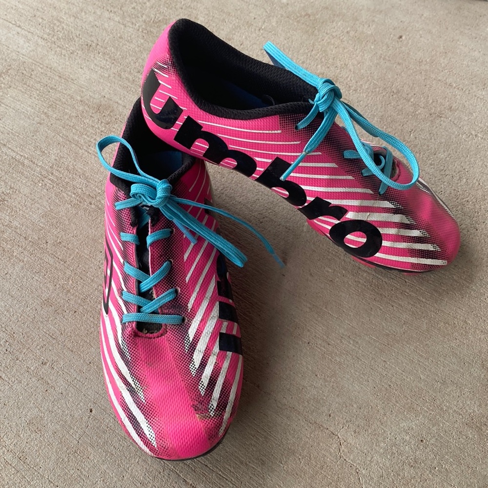 Umbra girls size 1.5 soccer cleat | hot pink black
